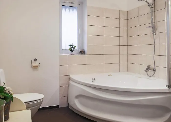 11 Person In Vaeggerlose-by Traum