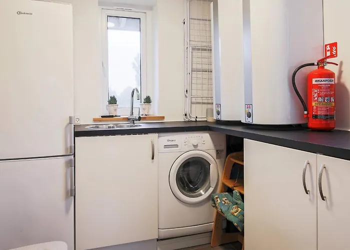 11 Person In Vaeggerlose-by Traum * Bøtø By